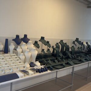 ویترین و دکور طلا فروشی