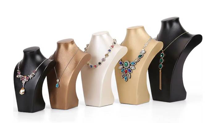 تفاوت بین مانکن‌های ایستاده و رومیزی در دکور طلافروشی