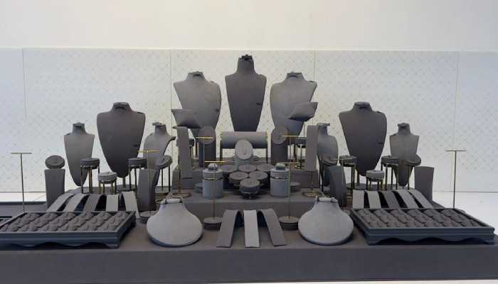 تفاوت بین مانکن‌های ایستاده و رومیزی در دکور طلافروشی