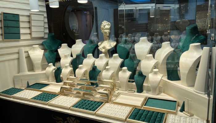 تفاوت بین مانکن‌های ایستاده و رومیزی در دکور طلافروشی